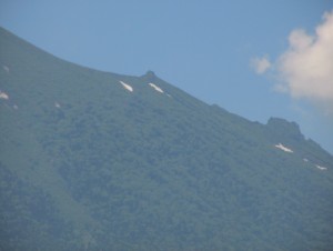 特徴的な茶臼の岩(松川から北へ約５００ｍの地点から遠望）