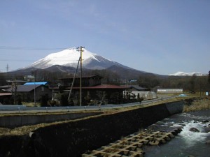 松川橋から眺めた岩手山（左）