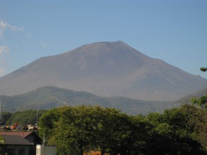 岩手山の初雪と山麓の紅葉（15日）