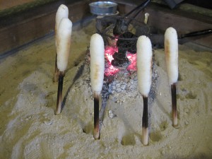 関善の囲炉裏でＡ.Ｙさんの手作りキリタンポを焼く