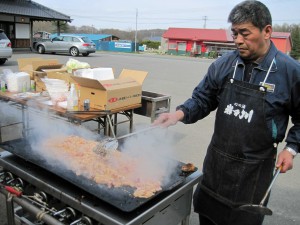 店主Ｋさん。商工会のイベントで手慣れたもの