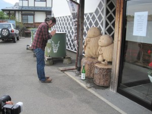 小田ひで次、お神酒をあげる。自分の作品が精霊に！