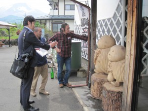 産みの親二人、地元紙の取材を受ける。