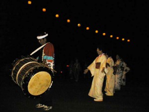 里の駅澤口酒店前で再現された伝統的盆踊り