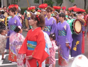 会場へと向かう華やかな女性たち