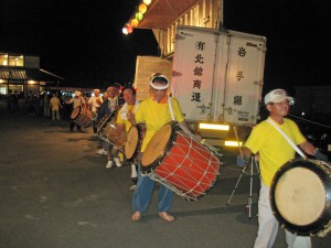 かなり重い伝統的な太鼓を叩きながら回る