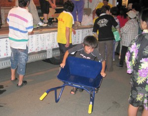 最後のお楽しみ抽選会で一輪車が当たった子ども