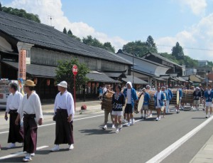 関善賑わい屋敷の前を太鼓の隊列が行く