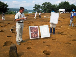 残念ながら環状列石は撤去されその下層のみ