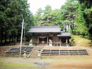 35年経ち、拝殿の背景に新たに林ができた♪