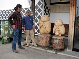 作者の小田ひで次と木像製作者の横田英明氏（右側）